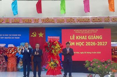 Khánh Hòa: Phó Trưởng đoàn chuyên trách Đoàn ĐBQH tỉnh Lê Hữu Trí dự lễ khai giảng Trường THPT Nguyễn Chí Thanh