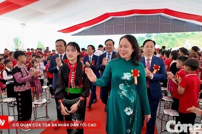 Phó Chủ tịch nước Võ Thị Ánh Xuân dự khai giảng tại Sơn La