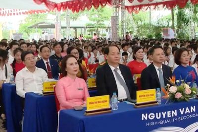 Trưởng Ban Tuyên giáo Thành ủy dự khai giảng tại THCS Nguyễn Văn Huyên