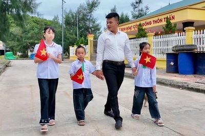 Lễ khai giảng chỉ có 1 thầy 3 trò ở điểm trường đảo Trần