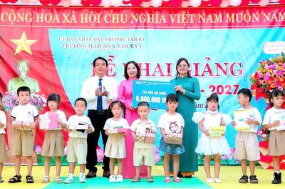 Tam Kỳ (Đà Nẵng) trao gần 126 triệu đồng học bổng và quỹ an sinh đầu năm học mới
