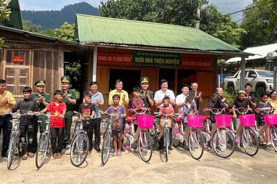 'Nghĩa tình biên giới' đến với bà con, học sinh xã Châu Khê