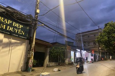 Cần khẩn trương xử lý dây điện đứt, rơi xuống lòng đường tại tổ 2 Hòa Chung
