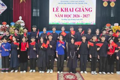 Phó Chủ tịch UBND tỉnh Hà Nhật Lệ dự khai giảng tại Trường PTDTNT tỉnh