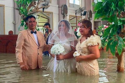 Nhà thờ ngập sâu, nước dâng cao đến eo, cặp đôi vẫn quyết 'lội nước' tổ chức đám cưới: Khung cảnh bên trong khiến nhiều người chú ý