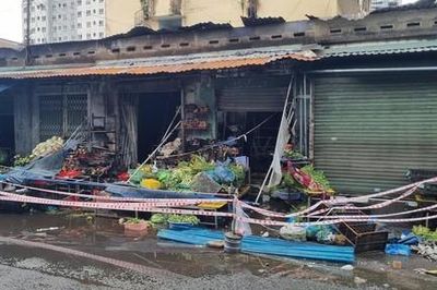 Cháy tại ki-ốt bán rau ở phường Đông Hưng Thuận khiến 1 người tử vong, 1 người bỏng nặng