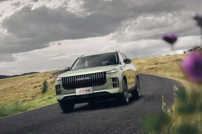 Jaecoo J7 PHEV AWD tăng công suất, giá gần 900 triệu đồng