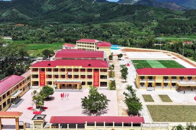 Trường vùng biên Quảng Ninh có sân bóng đá, đón học sinh sau 10 tháng thi công
