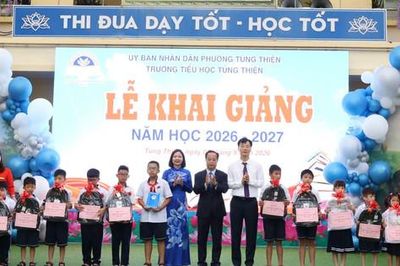 Phó Chủ tịch Thường trực HĐND Thành phố Trần Thế Cương dự Lễ khai giảng tại Trường Tiểu học Tùng Thiện