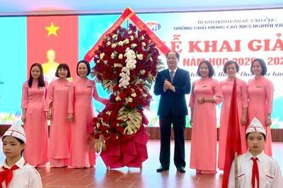 Trưởng ban Tuyên giáo Thành ủy Nguyễn Doãn Toản dự Lễ Khai giảng tại Trường THCS Nguyễn Văn Huyên