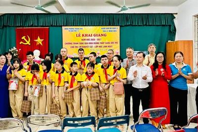 Ấm áp lễ khai giảng của những học sinh đặc biệt ở phường Hoàng Mai