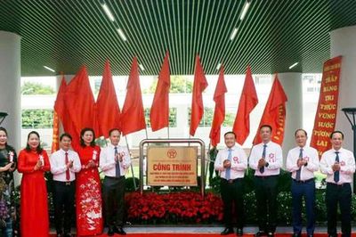 Phường Việt Hưng gắn biển công trình Trường Tiểu học chất lượng cao Chu Văn An