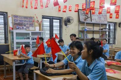 Xúc động lễ khai giảng của những 'vầng trăng khuyết' nơi ngoại thành Hà Nội