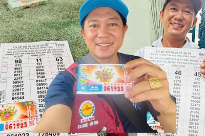 Trả nợ đồng nghiệp 20.000 đồng, cả hai cùng trúng độc đắc 2 tỷ