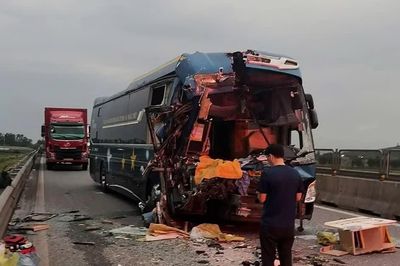 Xe khách giường nằm đâm xe đầu kéo trên cao tốc Bãi Vọt- Hàm Nghi làm 5 người bị thương