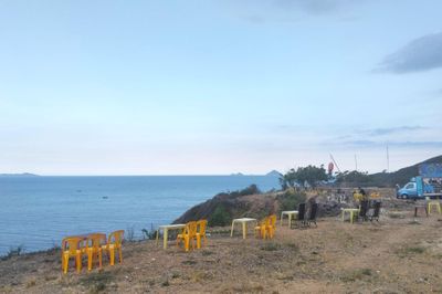 Dẹp bàn ghế ngồi ăn uống, ngắm cảnh sát mép vực ở Nha Trang