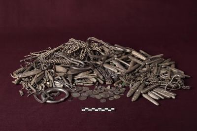 Kho báu bạc Viking lớn nhất Đan Mạch được tìm thấy trong sân nhà
