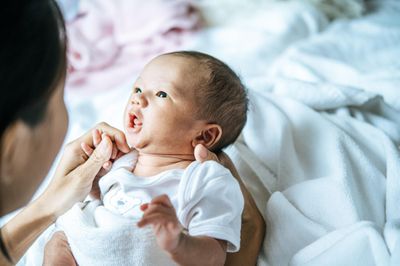 Vì sao trẻ sơ sinh thường xuyên thè lưỡi?