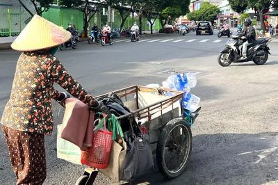 Phụ nữ làm việc ngoài trời chờ 'bệ đỡ' an sinh