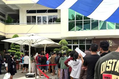 Chưa đủ bộ sách, phụ huynh xếp hàng mua từng cuốn SGK