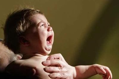 Trẻ đột ngột tím tái, lịm đi sau khi khóc: Có đáng lo?