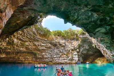 Melissani- hồ nước nằm trong hang động có 'cửa sổ' nhìn thẳng lên bầu trời