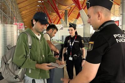 Đáp trả động thái từ Italy, Tây Ban Nha gia hạn kiểm soát biên giới