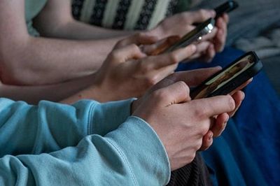 Nghiên cứu mới: Cảnh báo về tác hại sức khỏe có thể giúp giới trẻ giảm thời gian dùng mạng xã hội