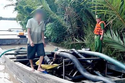 Chống khai thác cát trái phép: Xử nghiêm hành vi 'bảo kê, làm ngơ, góp vốn'