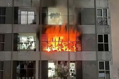 Căn hộ chung cư bốc cháy ngùn ngụt lúc rạng sáng