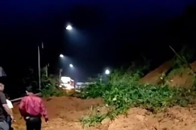 Mưa lớn, đất đá tràn xuống con dốc trên tuyến đường huyết mạch ở Đồng Nai