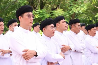 Tín đồ Cao Đài cầu siêu cho các liệt sĩ tại Công viên Lê Thị Riêng