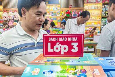Phụ huynh đổ đến nhà sách mua sắm trước ngày đầu tiên năm học mới