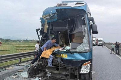 Xe khách chạy hơn 100 km/h, tông ô tô đầu kéo trên cao tốc