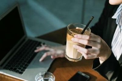 Ai nên hạn chế uống cà phê?