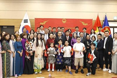 Chủ tịch Quốc hội và Phu nhân gặp gỡ cán bộ Đại sứ quán và cộng đồng người Việt Nam tại Hàn Quốc