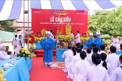 Cầu siêu tưởng niệm các Anh hùng liệt sĩ tại Công viên Lê Thị Riêng
