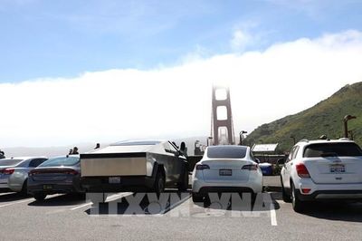 Tesla đưa Cybercab không vô lăng ra đường, tăng tốc cuộc đua xe tự hành