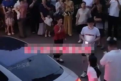 Bạn trai cũ tìm đến khu dân cư đòi tiền, chồng sắp cưới hủy hôn khi biết sự thật về người phụ nữ