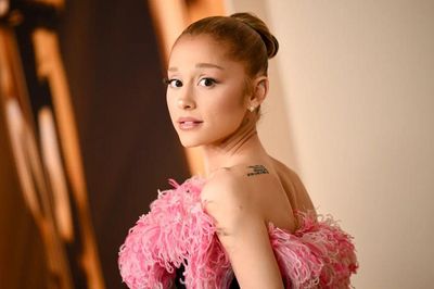 Ariana Grande bị bắt gặp hôn đắm đuối bạn trai trong hậu trường
