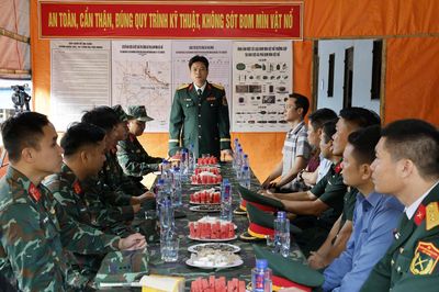 Bộ CHQS tỉnh thăm, động viên lực lượng rà phá bom mìn tại xã Sín Thầu