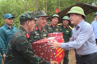 Chủ tịch UBND tỉnh Phạm Anh Tuấn thăm, động viên lực lượng tìm kiếm hài cốt liệt sĩ tại khu vực đồi Xuân Sơn