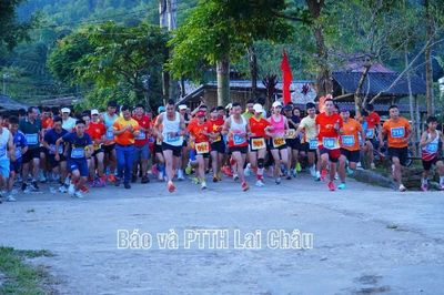 Gần 350 vận động viên tham gia Giải chạy 'Dấu chân mùa vàng Khun Há'