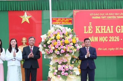 Bí thư Tỉnh ủy Lâm Đồng Y Thanh Hà Niê Kđăm dự lễ khai giảng năm học 2026 - 2027 tại Trường THPT Chuyên Thăng Long