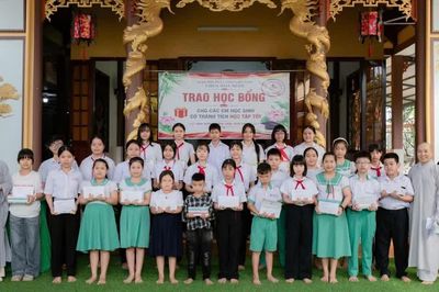 Đà Nẵng: Câu lạc bộ Hiểu và Thương chùa Hòa Minh trao học bổng nhân dịp năm học mới 2026-2027