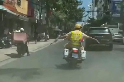 CSGT Khánh Hòa dùng xe chuyên dụng dẫn đường, hỗ trợ du khách nước ngoài đi cấp cứu