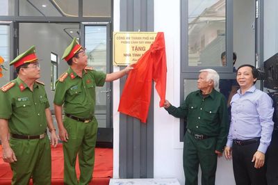 Hai gia đình người có công ở Quảng Ngãi được tặng nhà tình nghĩa