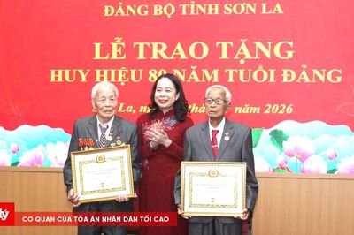 Phó Chủ tịch nước Võ Thị Ánh Xuân trao Huy hiệu 80 năm tuổi Đảng tại Sơn La