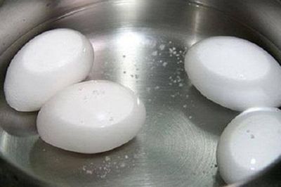 Luộc trứng dùng nước sôi hay lạnh đều sai bét, đây mới là nước cần dùng ai nghe thấy cũng phải khen hay