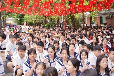 Học sinh Hà Nội náo nức bước vào năm học mới